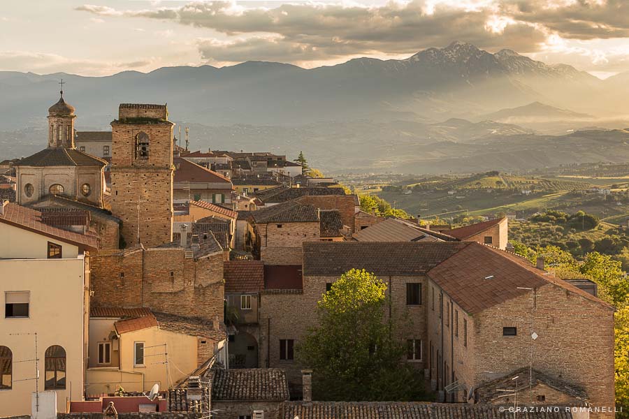 Historische Gassen und Panorama von Citta Sant'Angelo