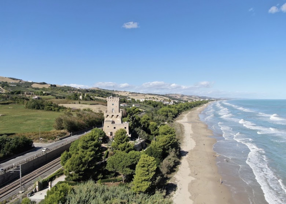 Torre del Cerrano und die adriatische Kuste