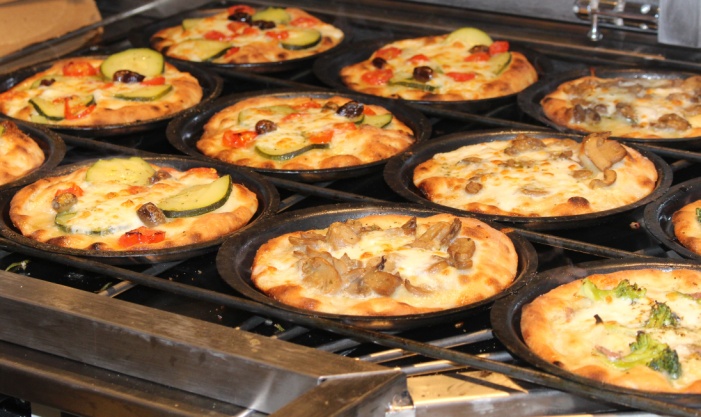 Typische Pizzetta und Theke bei Ciferni