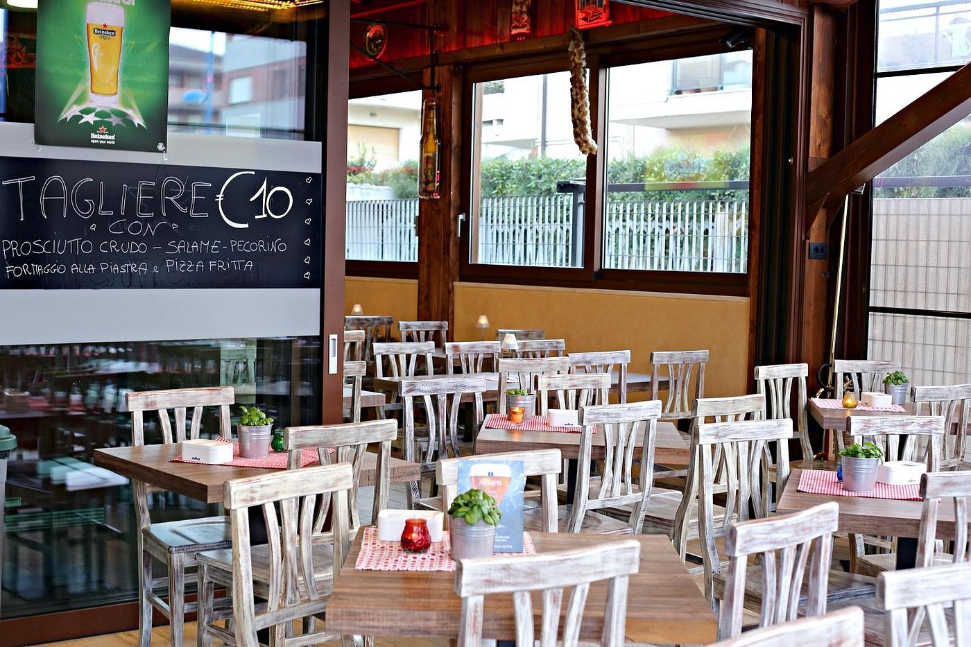 Pizza und Crepes in der Pub-Pizzeria La Fata