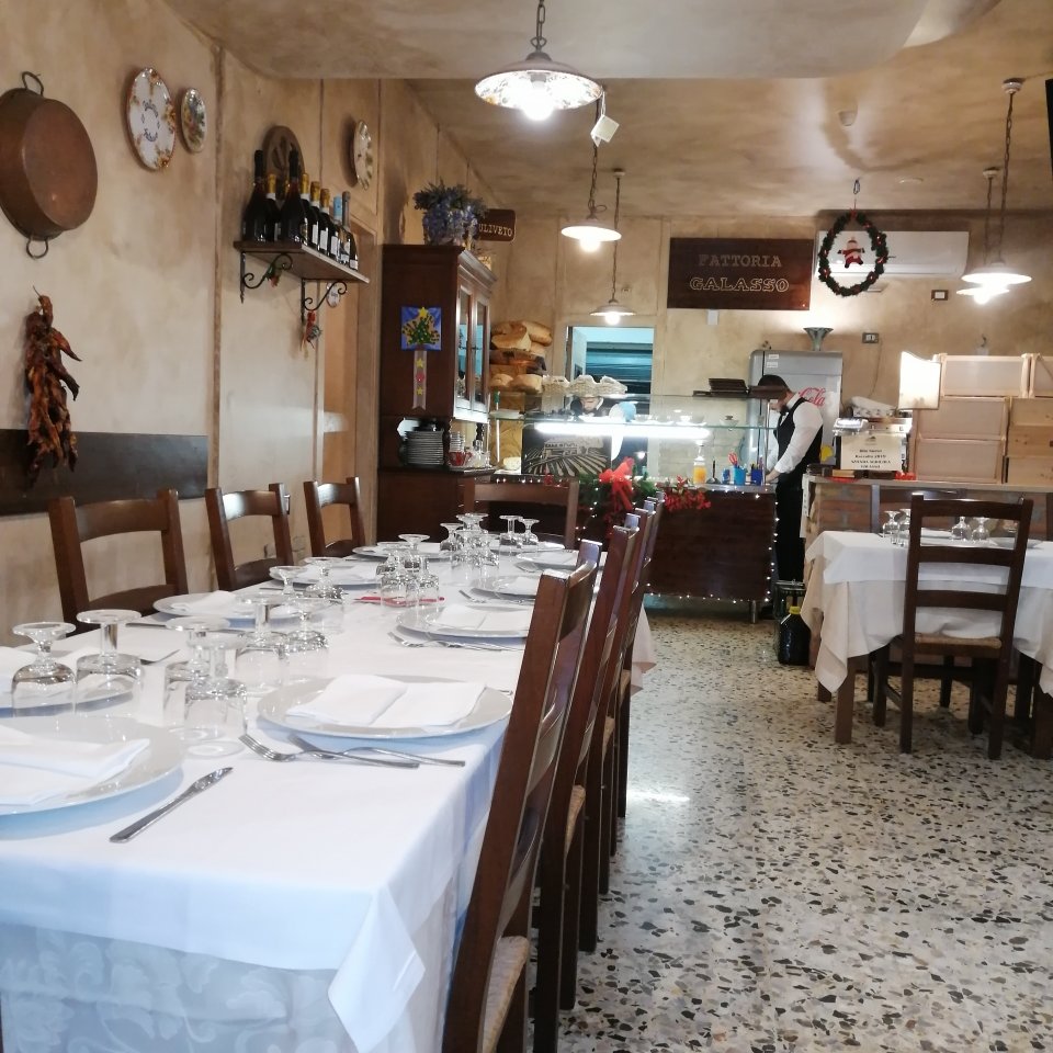 Rustikales Ambiente und traditionelle Gerichte in der Fattoria Galasso