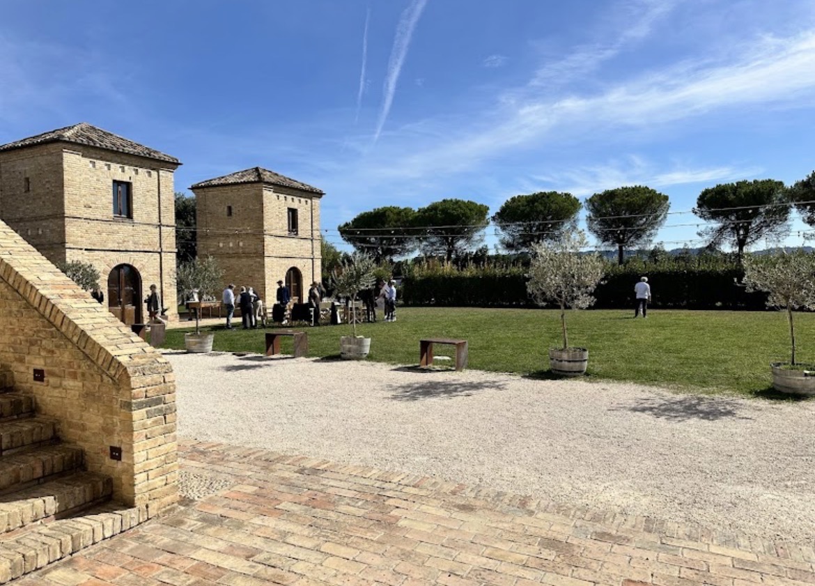 Innenraum und Gerichte der Osteria La Corte