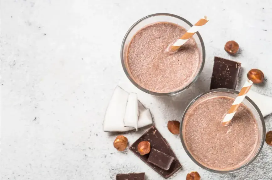 Schokoladen-Milchshake mit Kokosnuss und Nüssen