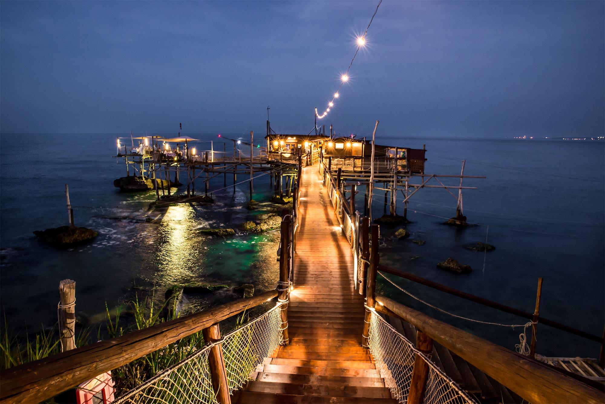 Tische uber dem Meer am Trabocco Punta Rocciosa