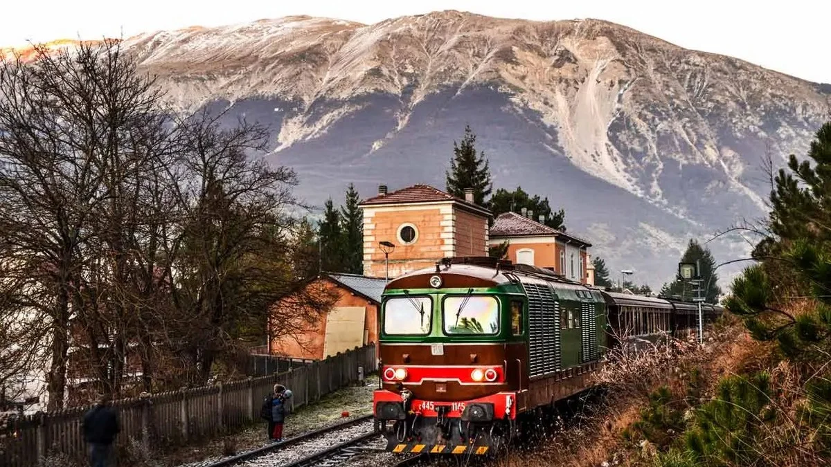 Der historische Transiberiana-Zug durch die Abruzzen-Berge